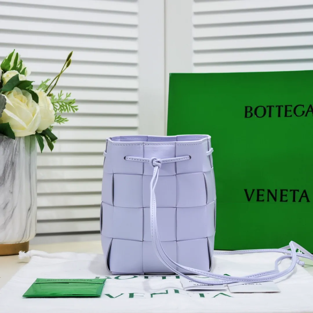 Large happy purple🔻Bottega veneta* new woven small bucket bag latest series# The square bag shape is matched with classic woven elements, drawstring design, minimalism, and has a very large capacity. Every color is beautiful, it is simple and elegant but has a cool style. It can be used by both men and women, and the upper body is fashionable and classy! Style number: 6612# Large size; 19cm